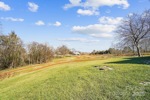 view of yard featuring a rural view