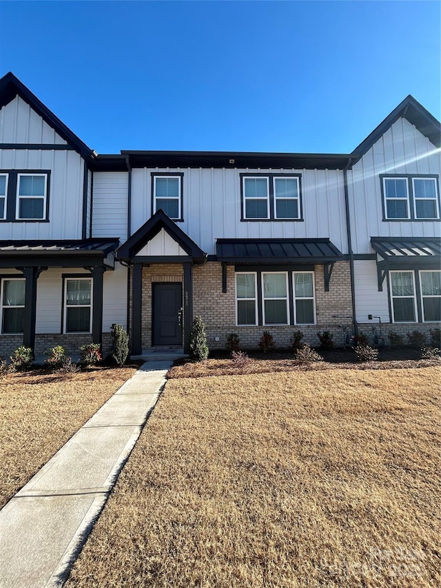 view of front of house with a front lawn