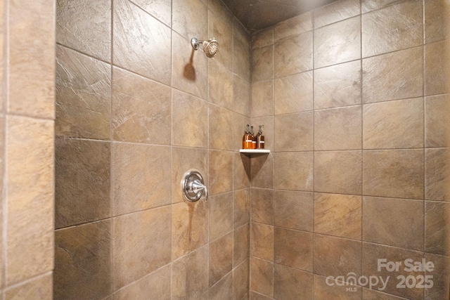 bathroom featuring tiled shower