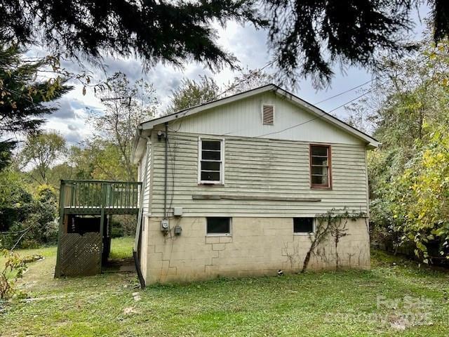 rear view of house featuring a yard