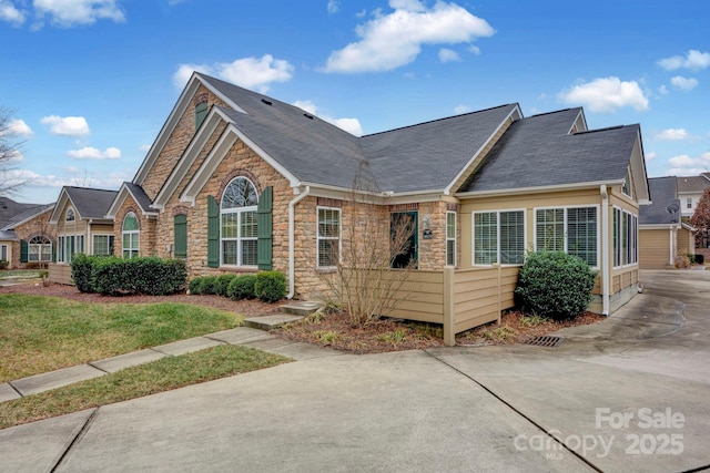 view of front of house featuring a front yard