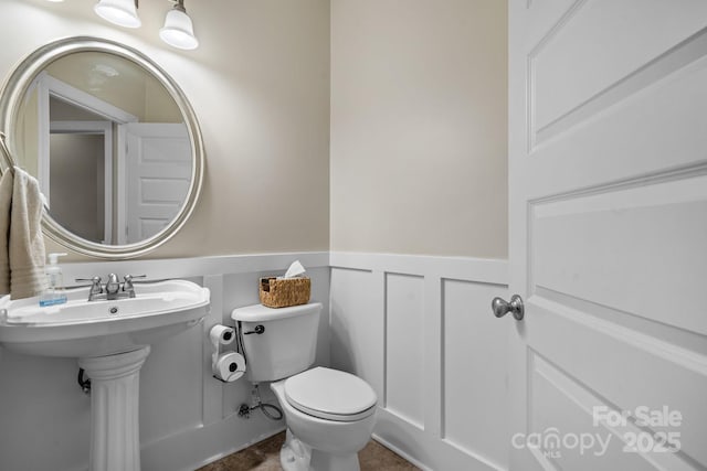 bathroom featuring toilet and sink