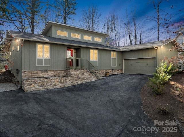 view of front property featuring a garage