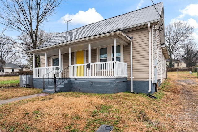 view of front of property featuring a porch and a front yard