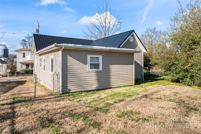 view of side of property featuring a yard