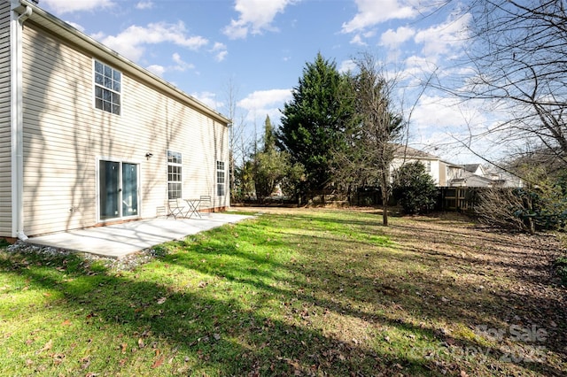 view of yard featuring a patio