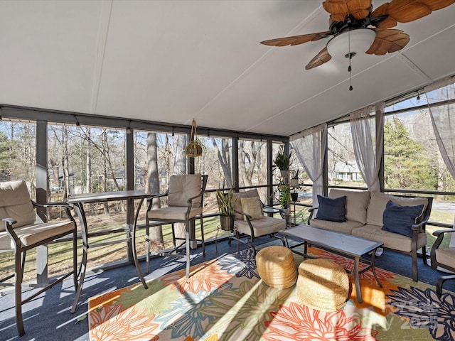 sunroom with ceiling fan