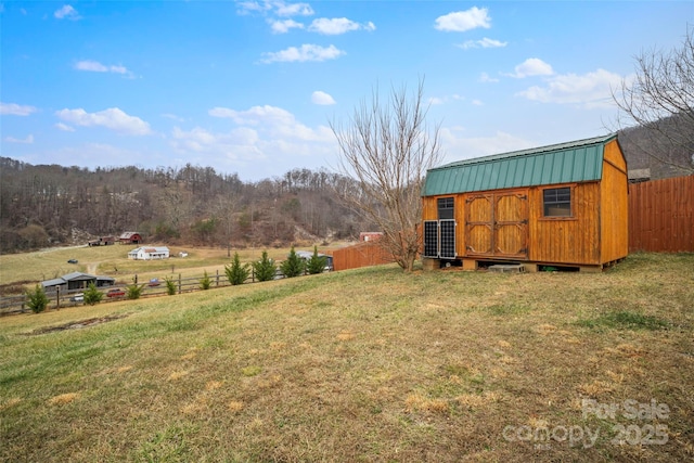 view of yard featuring a storage unit