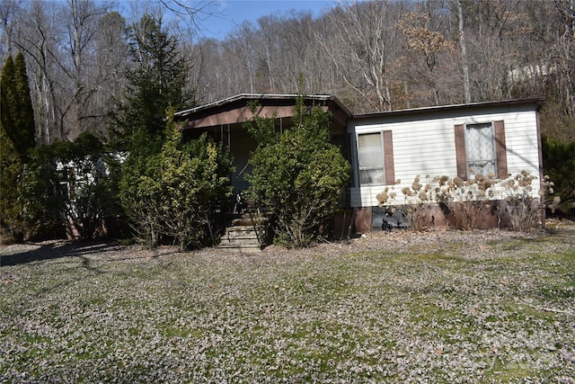 view of front facade featuring a front lawn