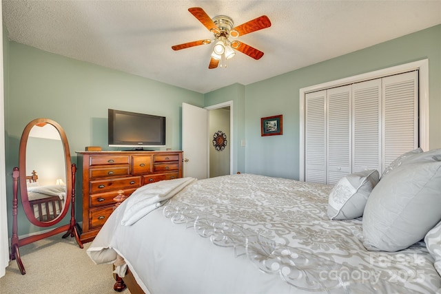 bedroom featuring carpet, a textured ceiling, ceiling fan, and a closet