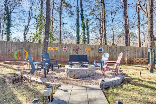 view of yard featuring an outdoor fire pit