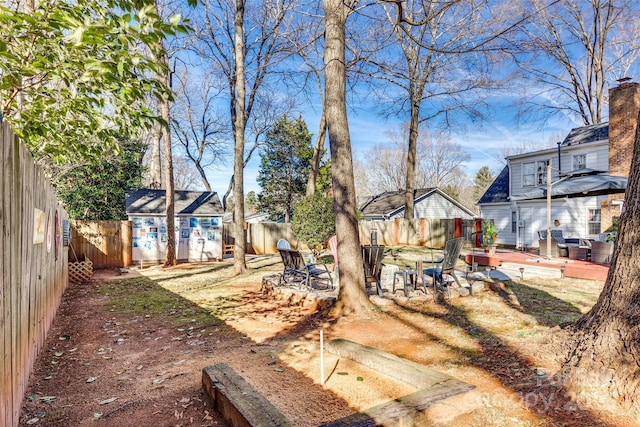 view of yard featuring a storage shed