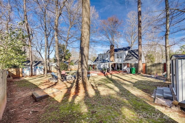 view of yard featuring a storage shed