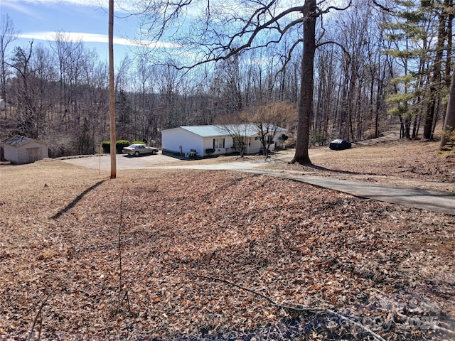 view of yard featuring a shed