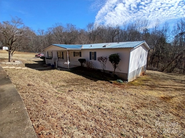 view of front of property with covered porch and a front lawn