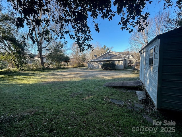 view of yard with an outdoor structure