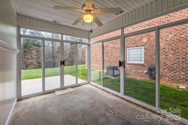 unfurnished sunroom with a wealth of natural light and ceiling fan