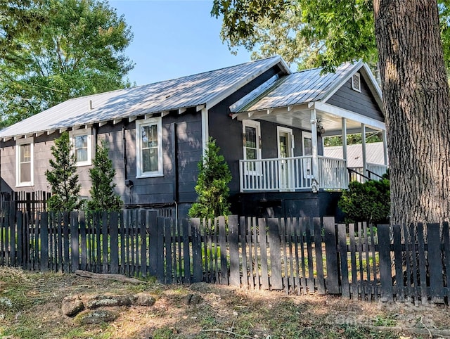 view of front of property featuring covered porch