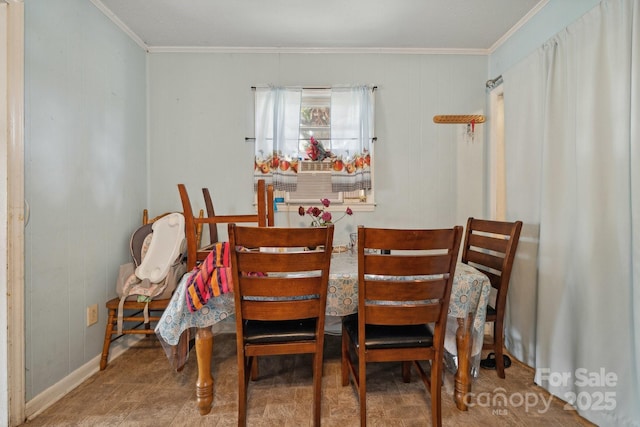 dining area with ornamental molding