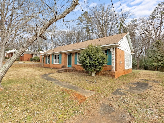 ranch-style home featuring a front yard