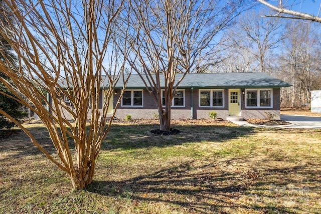 ranch-style house featuring a front lawn