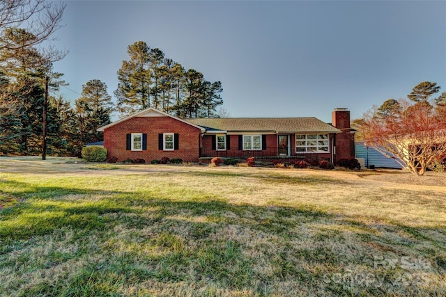 single story home with a front lawn