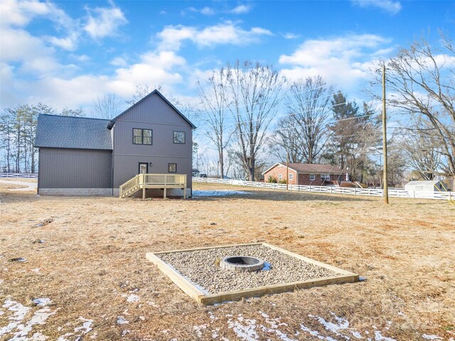 view of yard featuring a fire pit