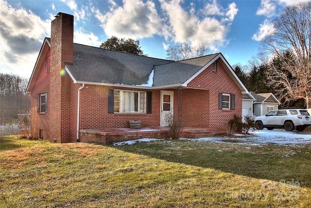 view of front of house featuring a front lawn