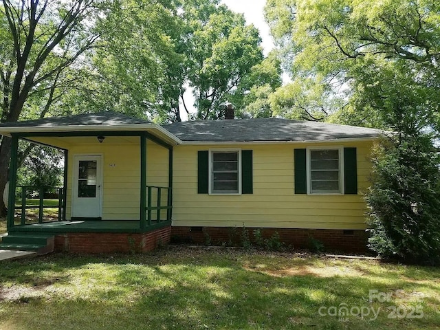 view of front of property with a front yard