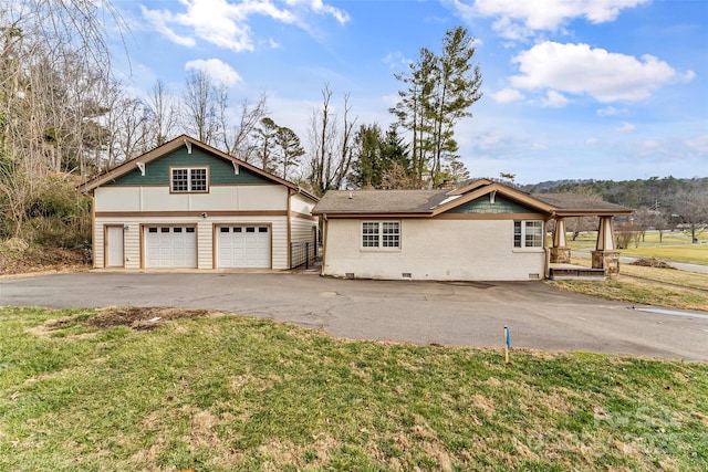 view of front of home featuring a front yard and a garage