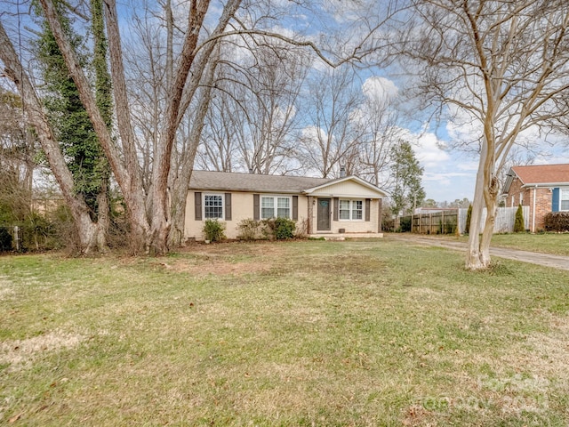 view of front of property featuring a front lawn