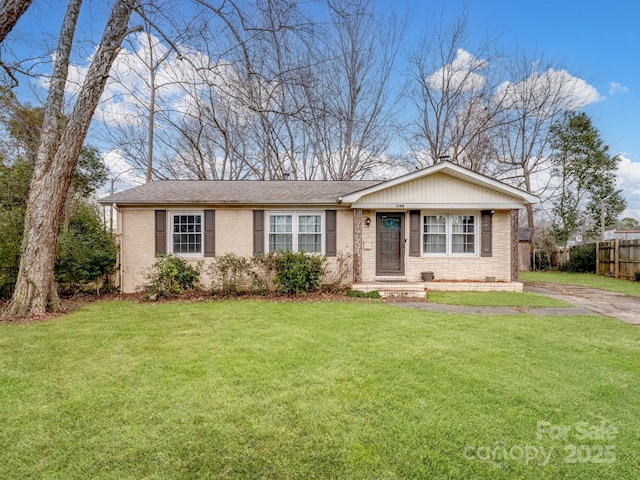 ranch-style home featuring a front lawn