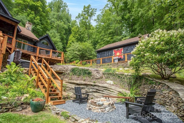 view of yard featuring an outdoor fire pit