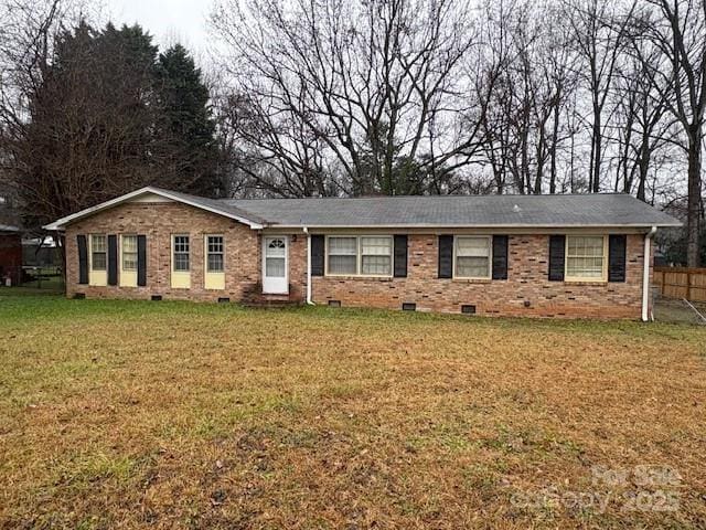 single story home with a front lawn