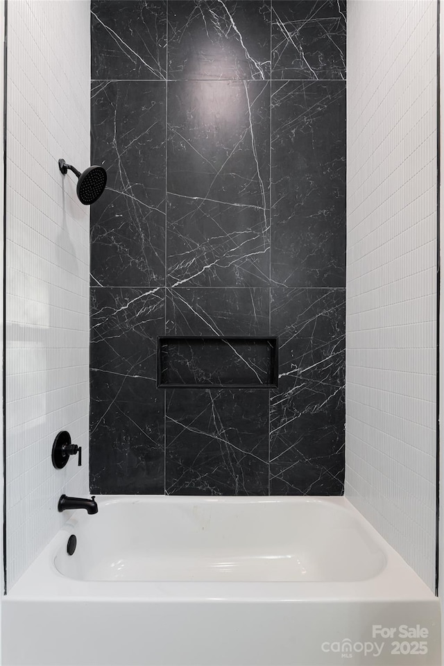 bathroom with tiled shower / bath