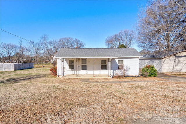 view of front facade featuring a front yard and a porch