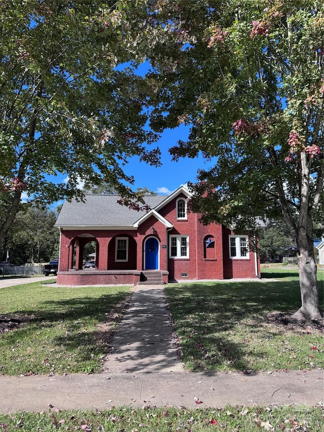 view of front of property with a front yard