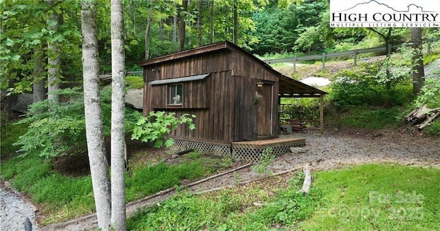 view of outdoor structure with an outbuilding