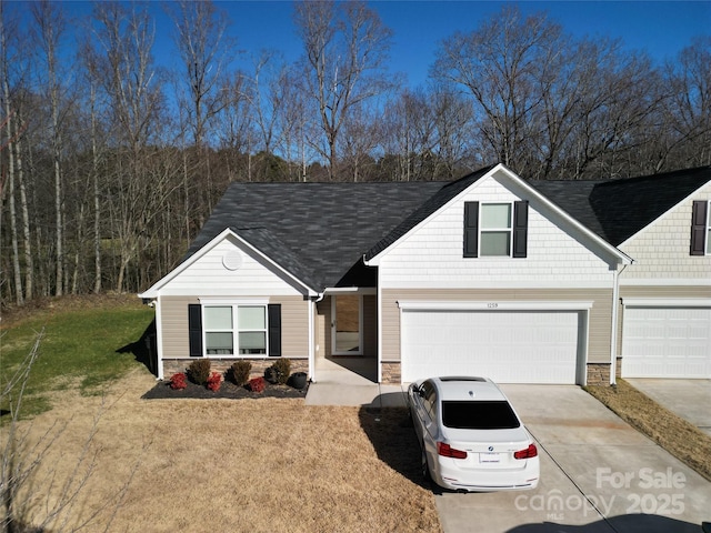 view of front facade featuring a garage and a front yard