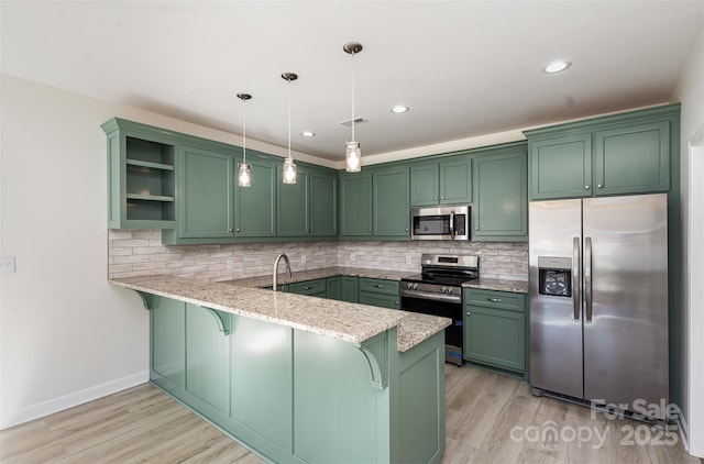 kitchen with decorative light fixtures, stainless steel appliances, kitchen peninsula, light wood-type flooring, and a breakfast bar area