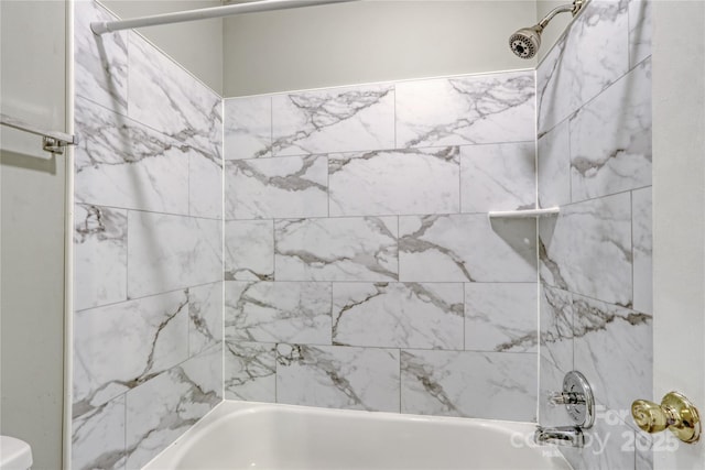 bathroom featuring tiled shower / bath combo