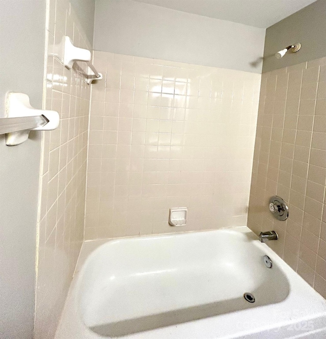 bathroom with tiled shower / bath combo