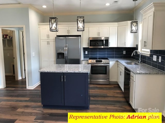 kitchen with stainless steel appliances, sink, decorative light fixtures, dark hardwood / wood-style floors, and a kitchen island