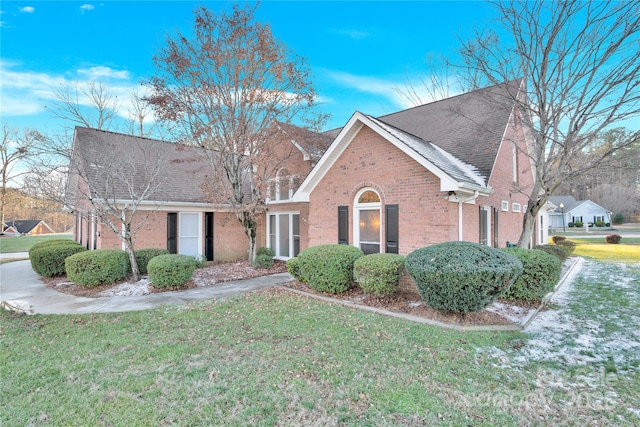 view of front of home featuring a front yard