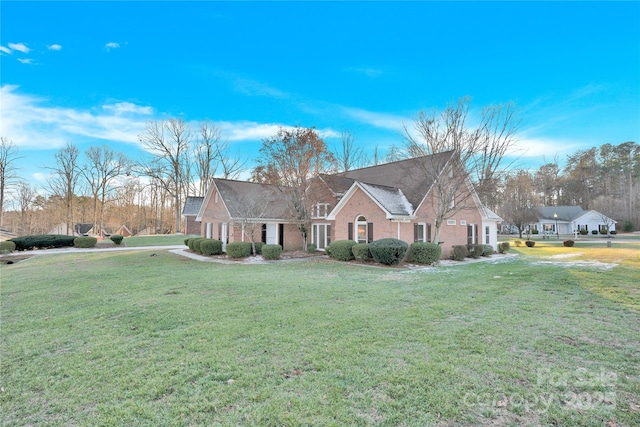 ranch-style home featuring a front lawn