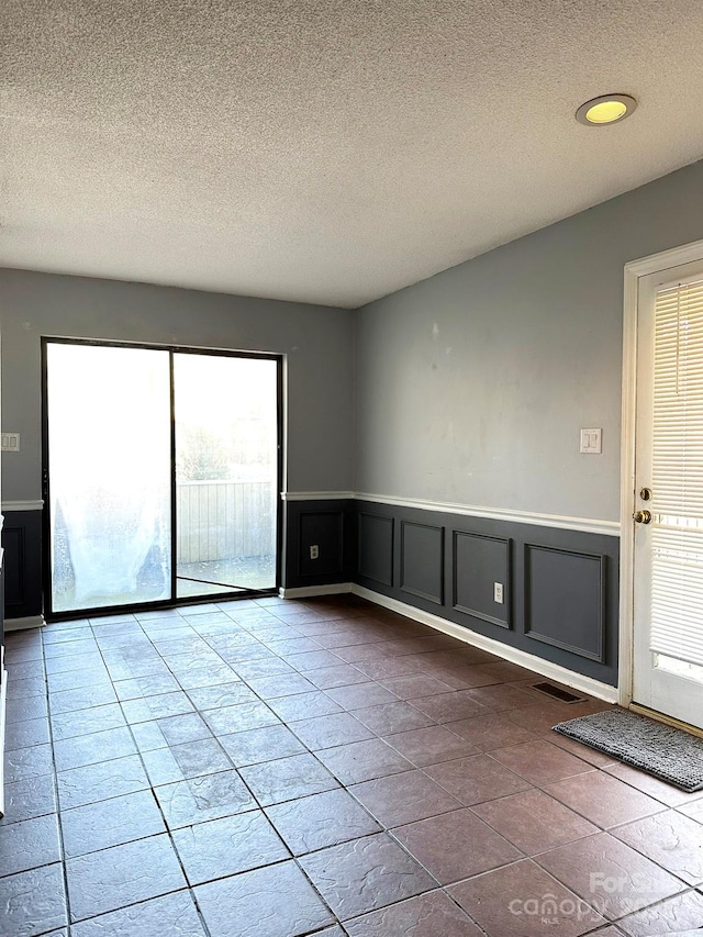 empty room featuring a textured ceiling