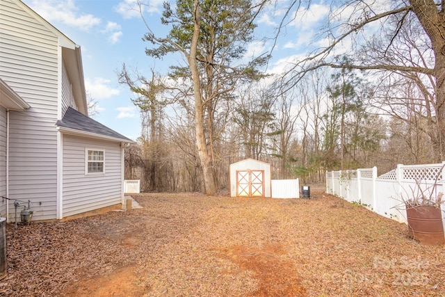 view of yard featuring a storage unit