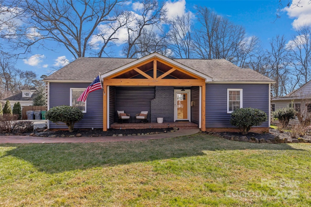 view of front facade with a front yard