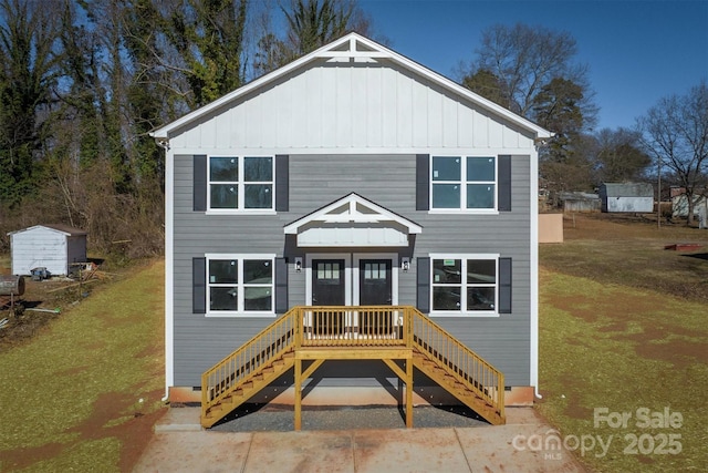 view of front of home featuring a front lawn