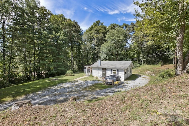 view of front of property featuring a front yard